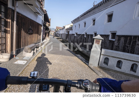 Image of cycling through Shirakabe storehouses Kurayoshi City Image of cycling through Shirakabe storehouses Kurayoshi City 113739630