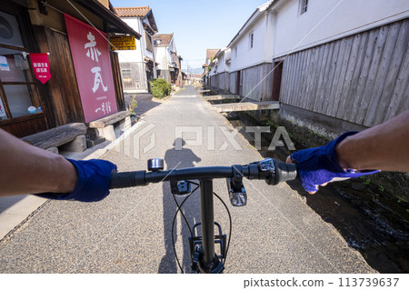 Image of cycling through Shirakabe storehouses Kurayoshi City 113739637