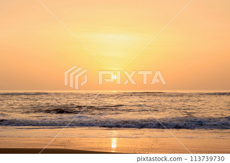 Sunrise rising from the sea, mid-April, Ibaraki Prefecture 113739730