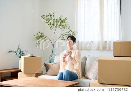 一名婦女被搬運的行李包圍 一名婦女被搬運的行李包圍 113739782