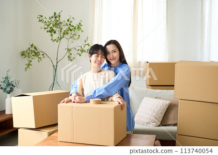 同性夫婦搬進新房 113740054