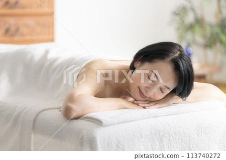 A woman in her 50s receiving treatment at a beauty salon 113740272