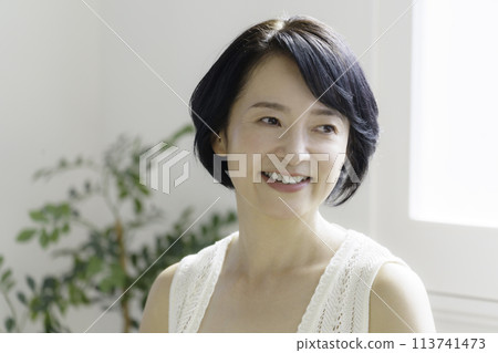 Portrait of middle-aged woman's bust-up beauty Portrait of middle-aged woman's bust-up beauty 113741473
