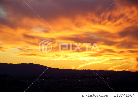 灼熱的地獄般的秋日日落 灼熱的地獄般的秋日日落 113741564