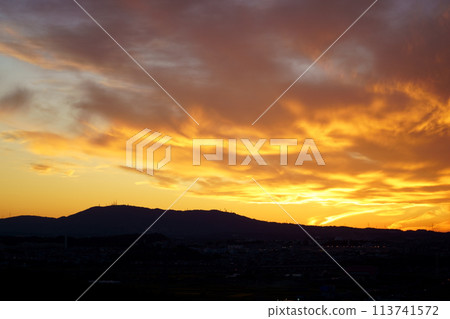 Sunset over Mt. Ikoma burnt by flames 113741572