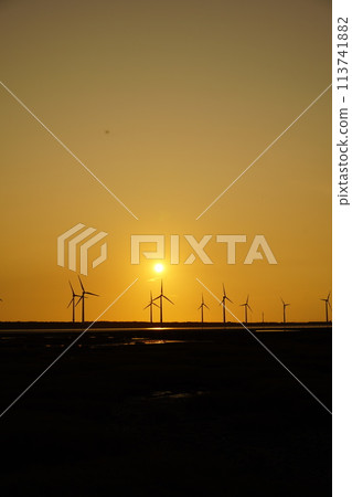[Taiwan] Sunset and windmills at Gaomei Wetlands 113741882