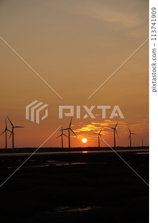 [Taiwan] Sunset and windmills at Gaomei Wetlands 113741909
