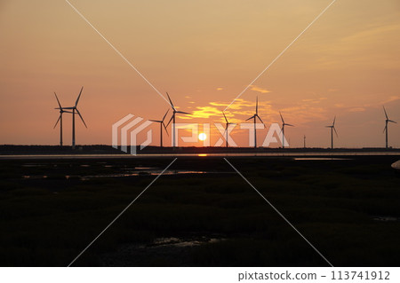 [台灣] 高美濕地日落與風車景觀 113741912