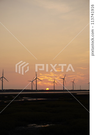 [Taiwan] Sunset and windmills at Gaomei Wetlands 113741916