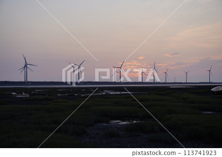[Taiwan] Sunset and windmills at Gaomei Wetlands 113741923