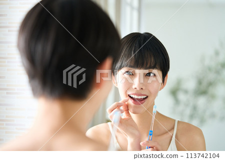 一個女人在水槽裡刷牙 一個女人在水槽裡刷牙 113742104