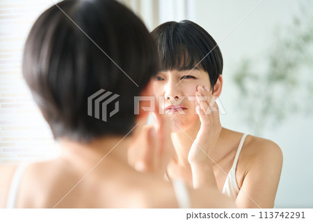 皮膚不好的女人 皮膚不好的女人 113742291