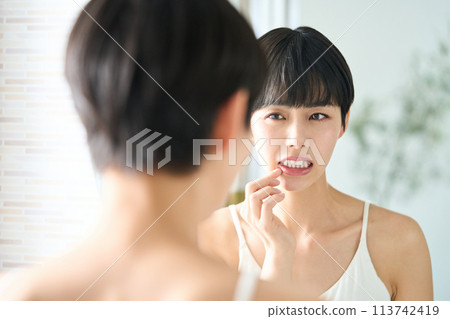 Women suffering from stomatitis 113742419