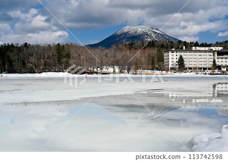 Lake Akan and Mount Oakan frozen in early spring. The lake surface has melted a little. Lake Akan and Mount Oakan frozen in early spring. The lake surface has melted a little. 113742598