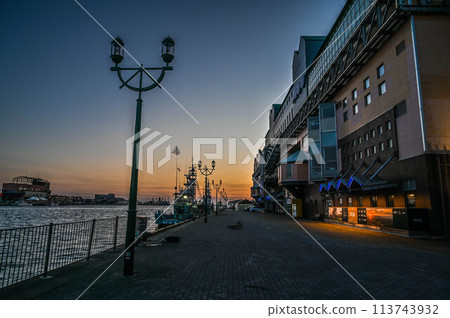 從釧路市、牛舞橋、漁人碼頭看的日落moo 從釧路市、牛舞橋、漁人碼頭看的日落moo 113743932