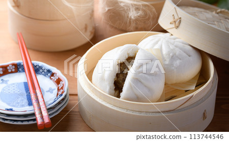 Freshly steamed hot meat buns (chuka buns) 113744546