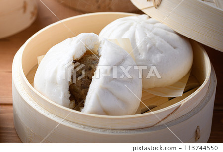 Freshly steamed hot meat buns (chuka buns) Freshly steamed hot meat buns (chuka buns) 113744550