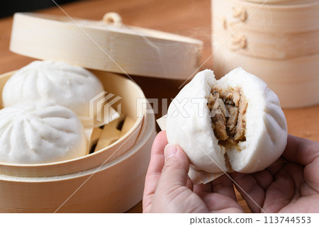 Freshly steamed hot meat buns (chuka buns) 113744553