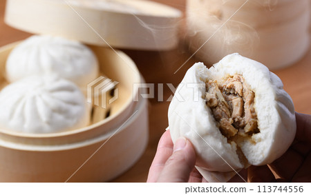 Freshly steamed hot meat buns (chuka buns) Freshly steamed hot meat buns (chuka buns) 113744556