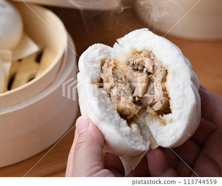 Freshly steamed hot meat buns (chuka buns) 113744559