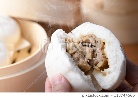 Freshly steamed hot meat buns (chuka buns) 113744560
