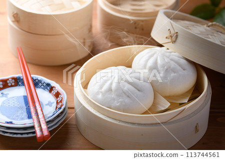 Freshly steamed hot meat buns (chuka buns) Freshly steamed hot meat buns (chuka buns) 113744561