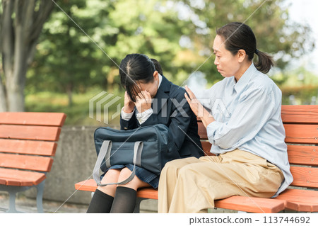 女老師和母親鼓勵和安慰板凳上沮喪和震驚的初中和高中女生(麻煩) 女老師和母親鼓勵和安慰板凳上沮喪和震驚的初中和高中女生(麻煩) 113744692