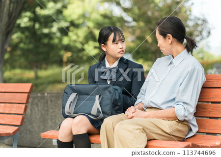 父母與孩子、女兒、母親在公園長椅上交談（說教、管教、反叛期、生氣、責罵、指出） 113744696