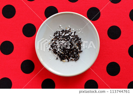 芝麻放在小盤子裡 芝麻放在小盤子裡 113744761