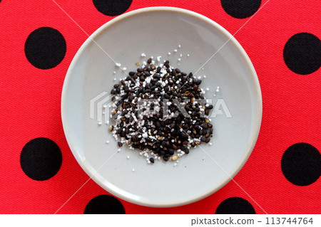 芝麻放在小盤子裡 113744764