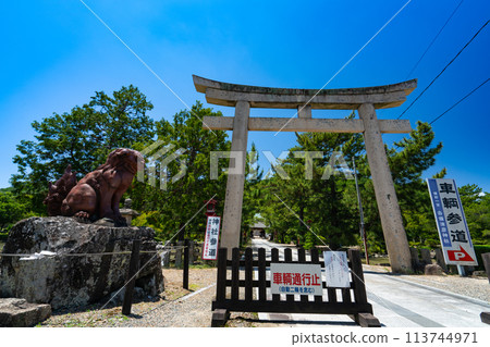 [Bizen Province Ichinomiya] Kibitsuhiko Shrine: Sunny early summer approach to the shrine 2, Kita-ku, Okayama City, Okayama Prefecture 113744971
