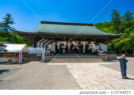 [Bizen Province Ichinomiya] Kibitsuhiko Shrine, early summer blue sky and worship hall 1, Kita-ku, Okayama City, Okayama Prefecture 113744975