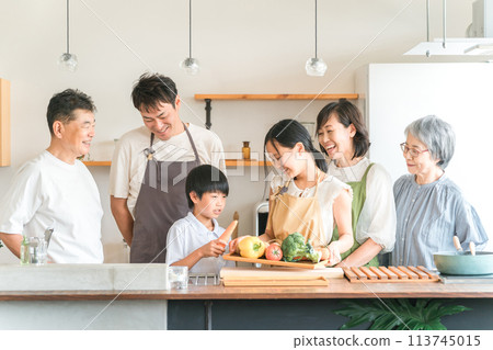 Three-generation family, couple, parent and child (vegetables, health, nutrition) cooking and cooking with children in the kitchen at home Three-generation family, couple, parent and child (vegetables, health, nutrition) cooking and cooking with children in the kitchen at home 113745015