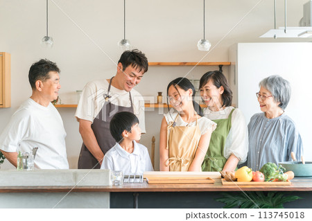 三代家庭,夫婦,父母和孩子在家裡的廚房里和孩子一起做飯和做飯 三代家庭,夫婦,父母和孩子在家裡的廚房里和孩子一起做飯和做飯 113745018