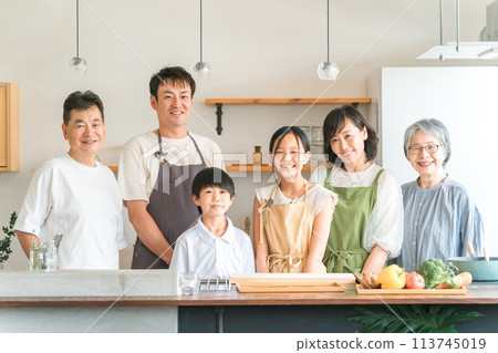 三代家庭,夫婦,父母和孩子在家裡的廚房里和孩子一起做飯和做飯 三代家庭,夫婦,父母和孩子在家裡的廚房里和孩子一起做飯和做飯 113745019