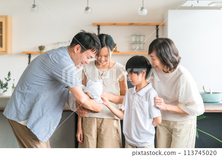 爸爸和家人向女兒和兒子展示/揭曉嬰兒 爸爸和家人向女兒和兒子展示/揭曉嬰兒 113745020