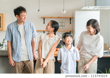 一家4口談笑風生 一家4口談笑風生 113745024