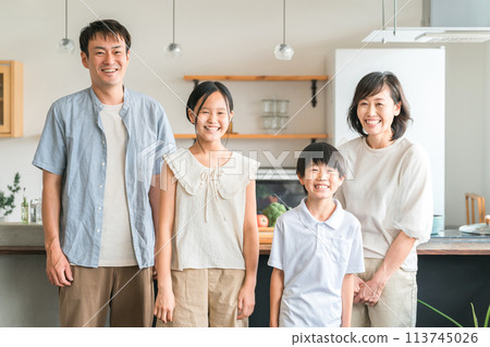 一家四口笑容滿面(全家福) 一家四口笑容滿面(全家福) 113745026