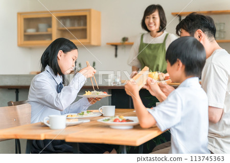 在餐廳吃早餐/一家人吃早餐/一家人 113745363