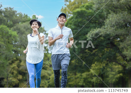 慢跑的夫婦 113745749