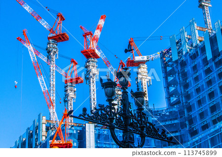日本四月的東京城市景觀。日本橋1丁目再開發案和鴿子的景色= 2020年4月19日 日本四月的東京城市景觀。日本橋1丁目再開發案和鴿子的景色= 2020年4月19日 113745899