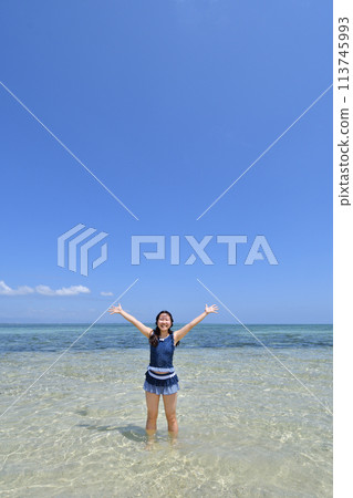 Girls playing on the beach (Pandanon Island, Philippines) 113745993