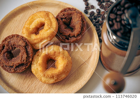 盤子裡的甜甜圈和咖啡豆 113746020