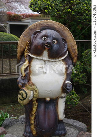 Tanuki figurine, eight virtues and auspicious item 1 113746062