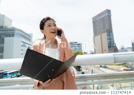 女人用手機通話、商務、通話 女人用手機通話、商務、通話 113747414