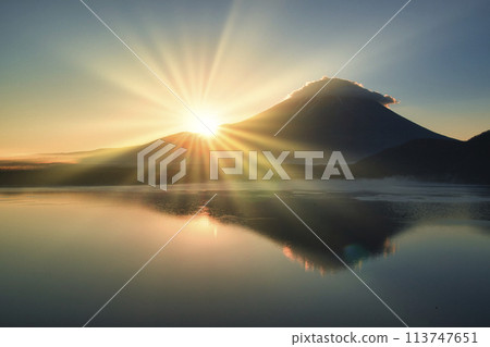 Sunlight shining on the summit of Mt. Fuji 113747651