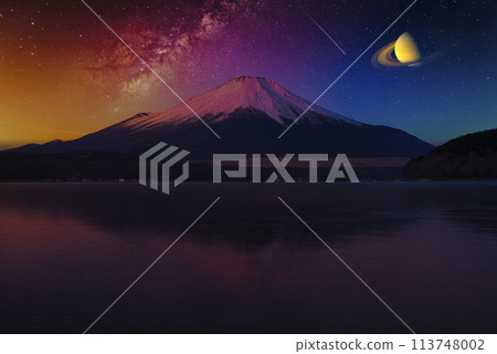 富士山上空的月亮與星空 113748002