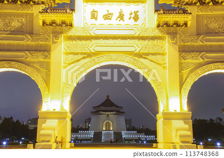 夜晚的自由廣場燈火通明 113748368