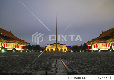 夜晚的自由廣場燈火通明 113748381