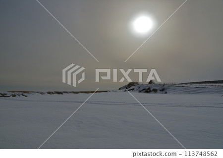 浦幌鎮的雪地被朦朧的冬日陽光照亮 113748562